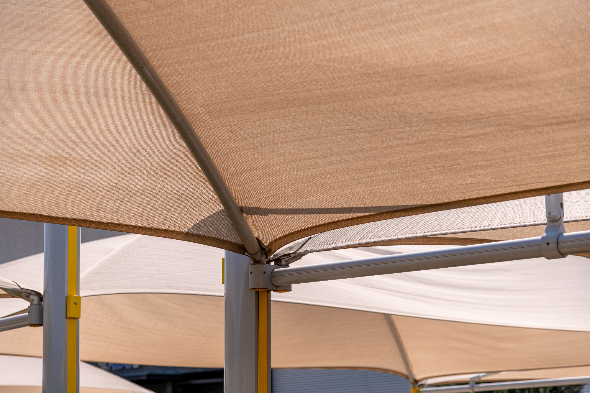 Scegli il design perfetto per il tuo patio con tende da sole Trieste